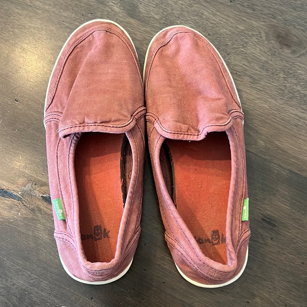 Sanuk slip on shoes.EUC. Size US 5. Euro 36